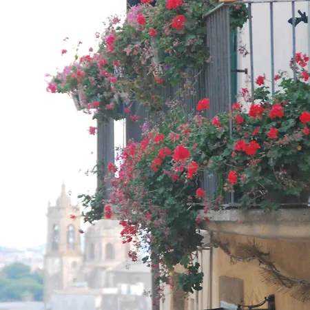 Casa Tipica Siciliana Patronale Tremetrisoprailcielo Con Vista, Colazione Interna In Terrazzo Panoramico 2* Caltagirone