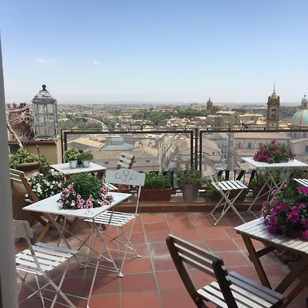 Casa Tipica Siciliana Patronale Tremetrisoprailcielo Con Vista, Colazione Interna In Terrazzo Panoramico Caltagirone