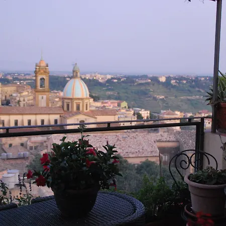 Bed & Breakfast Casa Tipica Siciliana Patronale Tremetrisoprailcielo Con Vista, Colazione Interna In Terrazzo Panoramico