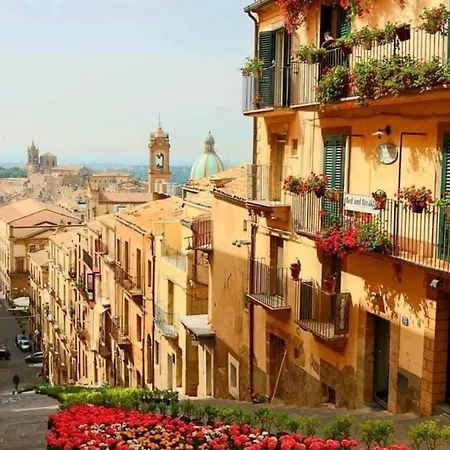 Casa Tipica Siciliana Patronale Tremetrisoprailcielo Con Vista, Colazione Interna In Terrazzo Panoramico Caltagirone
