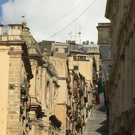 Casa Tipica Siciliana Patronale Tremetrisoprailcielo Con Vista, Colazione Interna In Terrazzo Panoramico