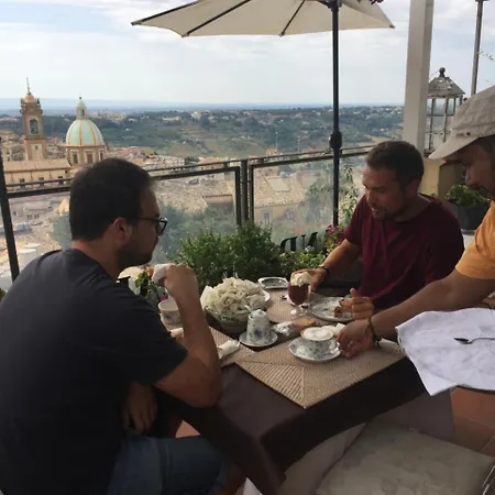 Casa Tipica Siciliana Patronale Tremetrisoprailcielo Con Vista, Colazione Interna In Terrazzo Panoramico Caltagirone