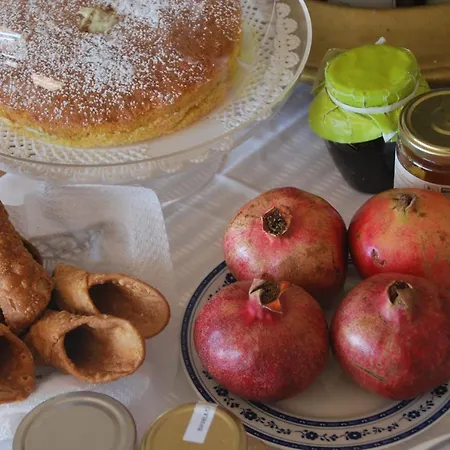 Casa Tipica Siciliana Patronale Tremetrisoprailcielo Con Vista, Colazione Interna In Terrazzo Panoramico 4*