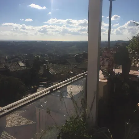 Bed & Breakfast Casa Tipica Siciliana Patronale Tremetrisoprailcielo Con Vista, Colazione Interna In Terrazzo Panoramico Caltagirone