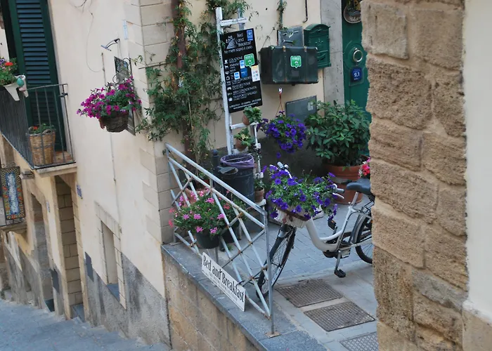 Casa Tipica Siciliana Patronale Tremetrisoprailcielo Con Vista, Colazione Interna In Terrazzo Panoramico 4* Caltagirone
