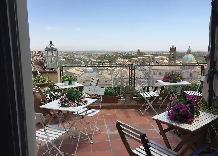 Casa Tipica Siciliana Patronale Tremetrisoprailcielo Con Vista, Colazione Interna In Terrazzo Panoramico Caltagirone