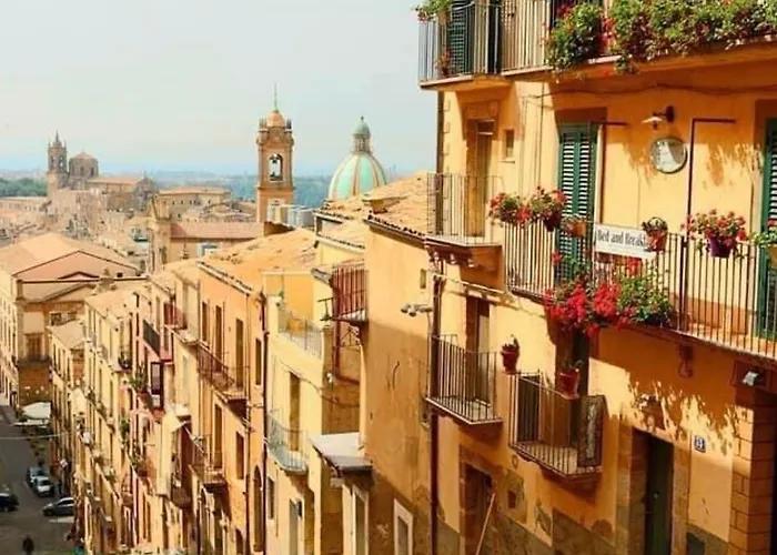 Casa Tipica Siciliana Patronale Tremetrisoprailcielo Con Vista, Colazione Interna In Terrazzo Panoramico Caltagirone