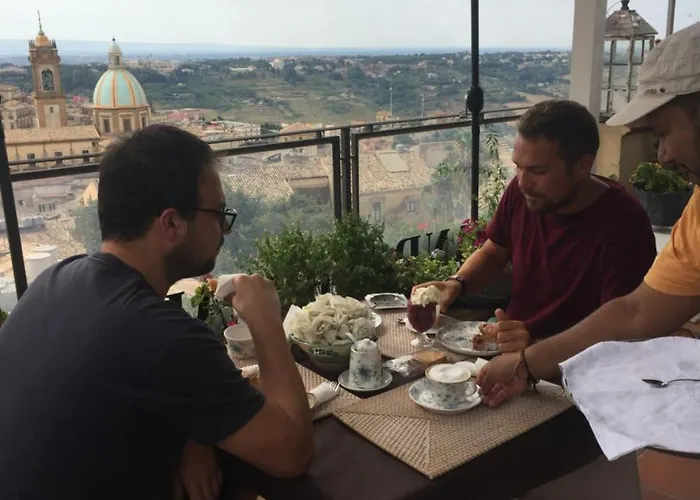 Casa Tipica Siciliana Patronale Tremetrisoprailcielo Con Vista, Colazione Interna In Terrazzo Panoramico Caltagirone