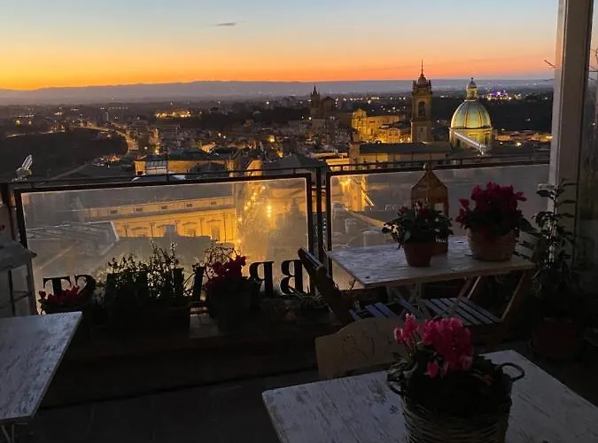 Casa Tipica Siciliana Patronale Tremetrisoprailcielo Con Vista, Colazione Interna In Terrazzo Panoramico Caltagirone